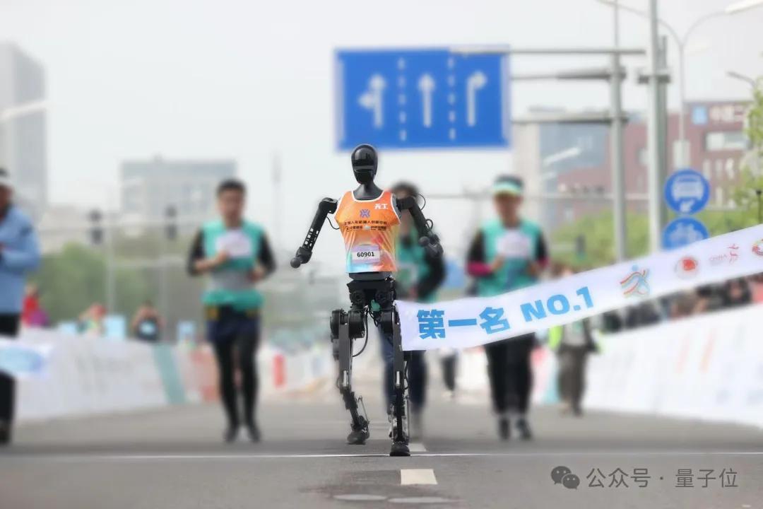 人形机器人半马冠军，为什么会选择全尺寸？