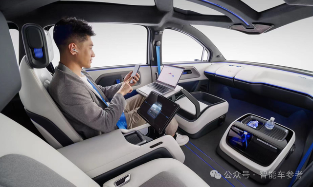 马斯克给特斯拉Robotaxi装上方向盘