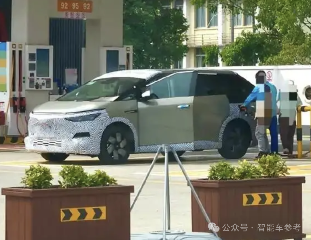 小鹏纯电MPV销冠焕新版36万起售!扔掉了激光雷达,何小鹏:芯片也在自研了