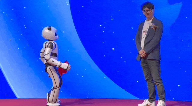 “人形机器人第一股”诞生！优必选上市首日市值逼近390亿港元