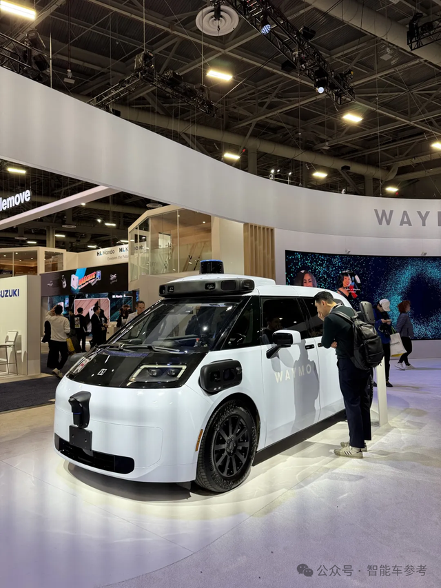 马斯克给特斯拉Robotaxi装上方向盘