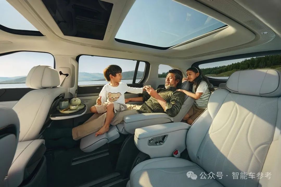 小鹏纯电MPV销冠焕新版36万起售!扔掉了激光雷达,何小鹏:芯片也在自研了