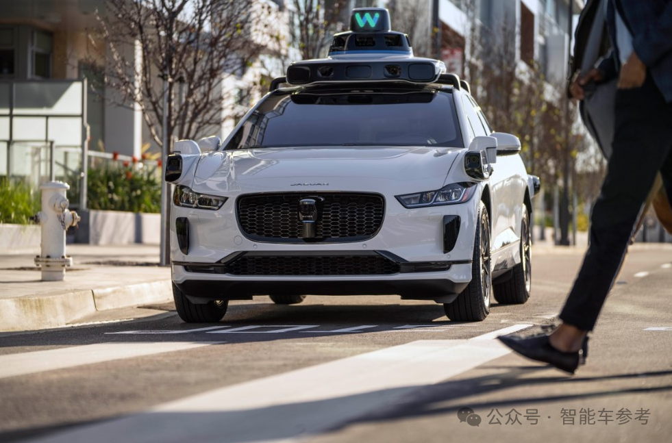 Waymo出了“科技车祸”：Robotaxi与机器人街头相撞，沉默一分钟淡定离场